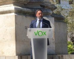 Vox denuncia la pretensión de impedir la concentración en Sevilla de Santiago AbascalMantiene la convocatoria y anima ahora más que nunca a los votantes y simpatizantes de esta formación política a acudir hoy domingo a las 20:00 horas