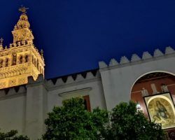 Sevilla amanece con la Giralda y gran parte de la Catedral encendidasTranseúntes camino de sus trabajos, sorprendidos