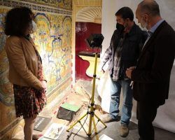 Aparece un sarcófago con los restos de una niña que podría ser de la época medieval en el Alcázar de SevillaEn un relativo buen estado de conservación y con partes de la vestimenta que portaba durante su inhumación: telas, zapatos, cuero y botones de nácar