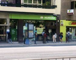 De las colas del hambre a las colas de la ropa usadaCelebran la igualdad en la miseria y te lo venden como un "estreno"