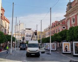 El Ayuntamiento enjareta una verbena de abril en SevillaInstala en la Plaza del Salvador un simulacro de Feria a pequeña escala. Una exposición de fotos al aire libre invita a las sevillanas a vestirse de flamencas