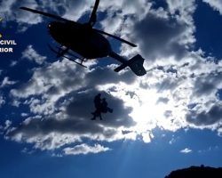 La Guardia Civil rescata en un paraje de Villaverde del Río a una senderista accidentada (Vídeo)