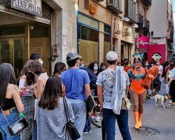 Las colas del negocio más polémico de Sevilla Vergofres y chochofres entre el gusto y el escándalo 