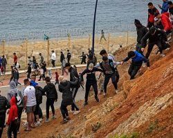 Peregrinación masiva al Rocío entrando por Ceuta