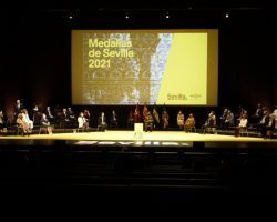 Sevilla entrega sus medallas y distincionesRubén Olmo y Matilde Coral como hijos predilectos
