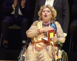 Vídeo. María Jiménez recibe la Medalla de SevillaHomenaje de la Banda Sinfónica Municipal 