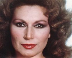 Con motivo del XV aniversario de la muerte de Rocío Jurado, la editorial SevillaPress ha relanzado una nueva edición del libro biográfico de la cantante «Canta Rocío Canta» de la periodista Marina Bernal
