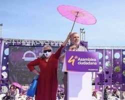 Una sombrilla rosa para proteger a Sánchez