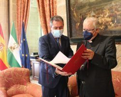 Espadas recibe a monseñor Saiz Meneses en el Ayuntamiento de Sevilla