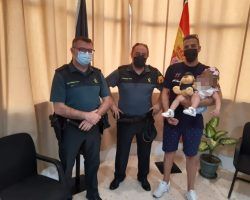 La Guardia Civil auxilia a un bebé de 16 meses que se ahogaba en una piscina desmontable