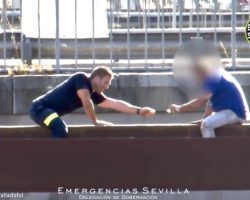 (Vídeo) Un bombero de Sevilla convence a un hombre para que bajase de una viga situada a unos cinco metros de altura