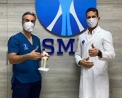 Ya se opera en Sevilla el trasplante de cartílago fresco, la alternativa a las prótesis de rodilla para los jóvenesEl Dr. López-Vidriero trae esta técnica junto al Dr. Pablo Gelber, líder en Europa y referente internacional 