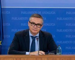 VOX lamenta el “alto grado de despiste del PP-A fruto del profundo desconocimiento de VOX, el partido que hizo presidente a Moreno” "No debe ser agradable que, en quince  días, hayamos impedido el pasaporte Covid, las intenciones de no desmantelar la administración paralela y el acoso a los artistas taurinos cómicos. Los vemos desnortados”
