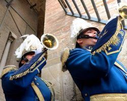 La Banda del Sol vuelve a tocar «Lágrimas de San Pedro» desde la Giralda