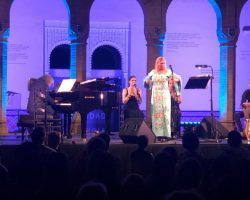 Puro Évora en el atardecer de la playa de Sanlúcar, nueva ocasión el jueves para desvelar al genioLa semana pasada ofreció un concierto descomunal, con Esperanza Fernández, en el Pabellón Mudéjar de Sevilla