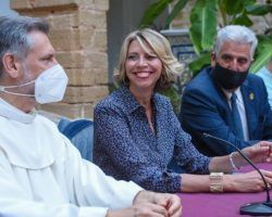 El libro “Chipiona, un paraíso cercano” de Marina Bernal promociona ya a la localidad en todo el mundoÉxito en su presentación con lleno absoluto en el Claustro del Santuario de Regla 