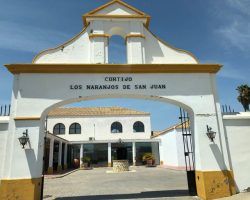 Un hotel-cortijo de cuatro estrellas en Las Cabezas sirve ahora de albergue a los Mena
