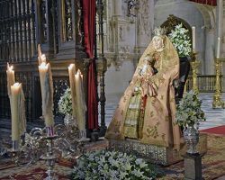 Veneración en sustitución del Besamanos a la Patrona de Sevilla y su Archidiócesis en la Seo de SevillaLos fieles se agolpaban para acudir al reencuentro más cercano, un agosto más, con la Virgen de los Reyes
