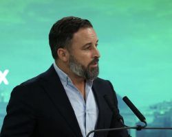 Abascal denuncia que Moreno Bonilla quiera garantizar pagas a los MENAS, mientras que los andaluces «no pueden pagar la electricidad»"Queremos evitar, con nuestra complicidad, un riesgo para los españoles en materia de seguridad, prosperidad y convivencia"