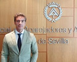 José Manuel Flores toma posesión como presidente del Colegio de Aparejadores y Arquitectos Técnicos de SevillaRenueva su cargo como presidente con una amplia mayoría de votos