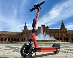 Los sevillanos sustituyen los trayectos en coche por el patinete eléctrico
