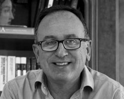 Federico Relimpio: «Cualquier escritor de thrillers pagaría mucho por tener conocimiento preciso de lo que se habló en petit comité en el Gobierno en marzo y abril del 2020»"La Mole", su nueva novela negra. "Más que hospital, máquina de poder"