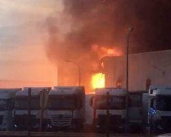 Grave incendio en una nave de Alcalá de Guadaira