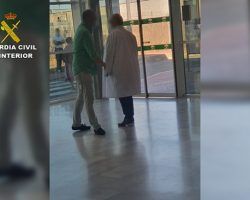 La Guardia Civil detiene a un médico por grabar en consulta partes íntimas de sus pacientes sin autorización Las grabaciones fueron realizadas en sus consultas de Morón de la Frontera, Sevilla, Badolatosa y Estepa, así como en asistencias a domicilio