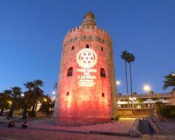 La Torre del Oro se ilumina para combatir la polio