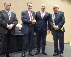 Entregado el galardón «Sevillano del Año» al «Teléfono de la Esperanza»