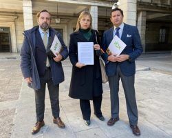 VOX denuncia a las dirigentes radicales Cristina Honorato y Paqui Maqueda por presunto delito de odio y destrozar una carpa