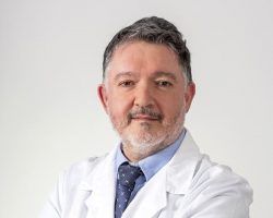 El neurocirujano sevillano Javier Márquez, galardonado con el Premio Pasteur de MedicinaOtorgado por la Asociación Europea de Economía y Competitividad destacando el buen hacer de este profesional en el campo de la neurocirugía en general y significando su labor en la epilepsia infantil como parte del equipo de neurología del CNA