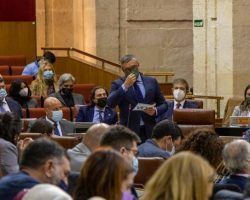 Gavira insta a Moreno a “coger la pinza” para “taparse la nariz” tras pactar con el PSOE y la izquierda la consolidación de los chiringuitos socialistas