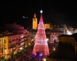 El árbol de luces led más alto de Europa protagoniza la iluminación de esta Navidad en la Plaza de San Francisco