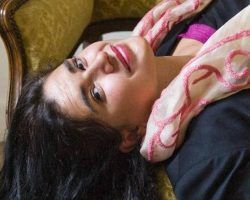 Lucía Etxebarria presenta en Sevilla su nuevo libro «Selene y los 4 elementos»Una novela negra trepidante que retrata con eficacia y estilo pasajes recientes de la historia española y argentina
