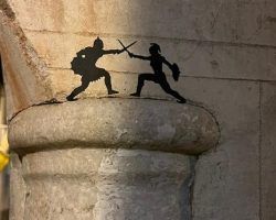 Las enigmáticas pegatinas que aparecen por SevillaHemos dado con el autor de este arte callejero o Street Art