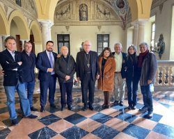«Amigos de Gines» y el Arzobispo de Sevilla protagonizan un entrañable encuentro con motivo del 50 aniversario del mítico grupo de sevillanasHan tenido ocasión de cantar ante el prelado algunos de sus temas más emblemáticos, como ‘La vuelta del Camino’ (Los pinos del Coto) o ‘El Adiós’ 