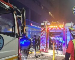 Siete afectados leves por inhalar humo en un incendio de un hotel en la Isla de la Cartuja