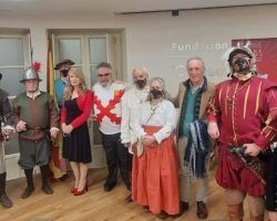 Éxito de convocatoria en Cajasol para oír al escritor Javier Santamarta en la presentación de su libro «Fake News del Imperio Español «