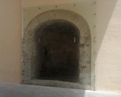 Instalado un vidrio de alta seguridad en la cámara de guardia hallada en el interior del Arco de la MacarenaHa permanecido oculto desde el siglo XIX y salió a la luz durante las recientes obras de restauración