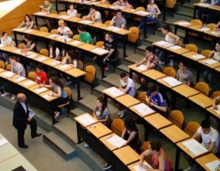 Un catedrático estalla por el descenos del índice de repetición de curso"Hacer pasar como una mejora en el aprendizaje lo que en realidad es el resultado de medidas para que el desastre educativo sea aún más difícil de percibir"