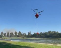 Un incendio sin control en el Aljarafe sevillanoLos helicópteros recargan agua en el Club Zaudín para intentar sofocar las llamas 