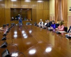 Macarena Olona demanda mantener los puestos de trabajo de Abengoa y critica el “pim pam pum” entre el Gobierno de España y la Junta de Andalucía 