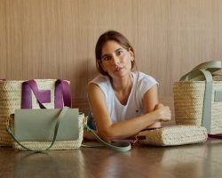 Lourdes Montes presenta para Silbon la línea de bolsos más solidaria del mercadoLa firma de moda cordobesa, coincidiendo con el Día Mundial de la Población, ha presentado esta colección confeccionada por una cooperativa de mujeres marroquíes en situación de marginación