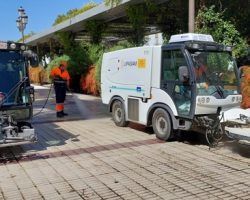 Dos nuevas máquinas que emplean agua a 90 grados y a muy elevada presión para limpiar Sevilla