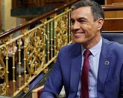 Un primer ministro europeo que ríe esquizofrenicamente despreciando al Parlamento
