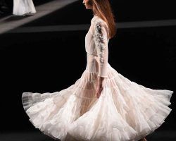 Claro Couture y tendencias en el sábado de MBFWMadridEn el último día de desfiles para las firmas consolidadas, la variedad de estilos y propuestas parecen confirmar, a modo resumen, cuáles serán las tendencias para esta temporada otoñal e invernal. Entre ellas las del sevillano Fernando Claro, acompañado de su hija, creativa también de la firma.
