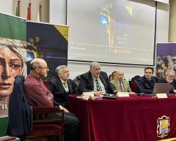 El Ateneo de Sevilla, a rebosar, acogió la presentación de la 16 edición de la obra «Mi Cristo Roto»