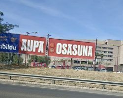 El Ayuntamiento exige a la Junta que retire de forma inmediata una valla de EH Bildu del Estadio de La Cartuja
