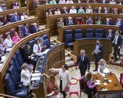 Vox abandona el hemiciclo y dejan los auriculares en el escaño de Pedro Sánchez, ausente en el pleno